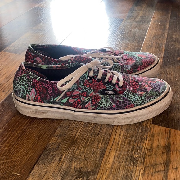 Vans Shoes - Vans tropical type print size 5 Mens and 6.5 woman’s